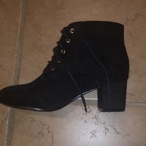 Slight heel. Booties. Black suede.